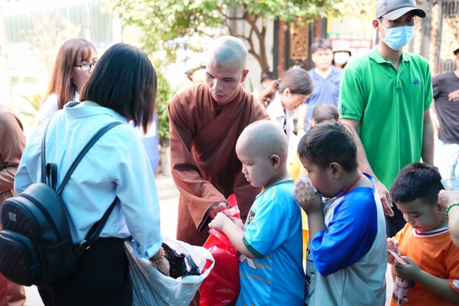 Nhóm Hiểu Và Thương – chùa Hoằng Pháp: Tặng quà tết cho người dân có hoàn cảnh khó khăn