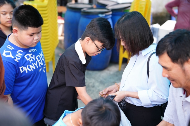 Nhóm Hiểu Và Thương – chùa Hoằng Pháp: Tặng quà tết cho người dân có hoàn cảnh khó khăn