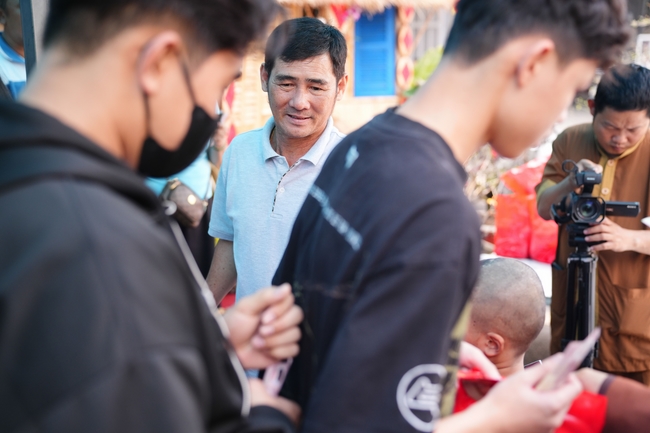 Nhóm Hiểu Và Thương – chùa Hoằng Pháp: Tặng quà tết cho người dân có hoàn cảnh khó khăn