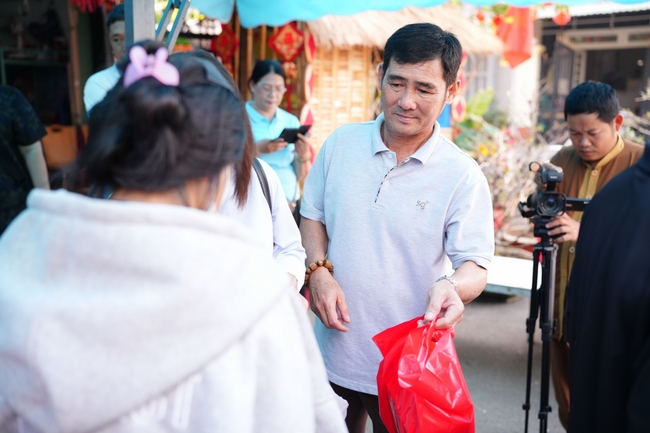 Nhóm Hiểu Và Thương – chùa Hoằng Pháp: Tặng quà tết cho người dân có hoàn cảnh khó khăn