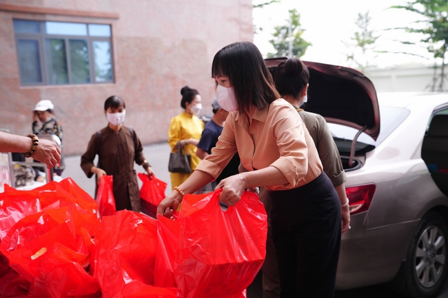 Nhóm Hiểu Và Thương – chùa Hoằng Pháp: Tặng quà tết cho người dân có hoàn cảnh khó khăn