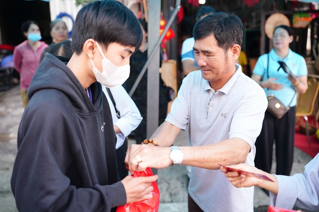 Nhóm Hiểu Và Thương – chùa Hoằng Pháp: Tặng quà tết cho người dân có hoàn cảnh khó khăn