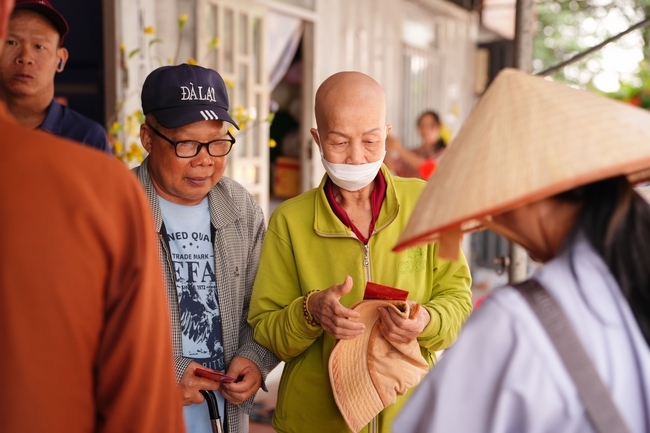 Nhóm Hiểu Và Thương – chùa Hoằng Pháp: Tặng quà tết cho người dân có hoàn cảnh khó khăn