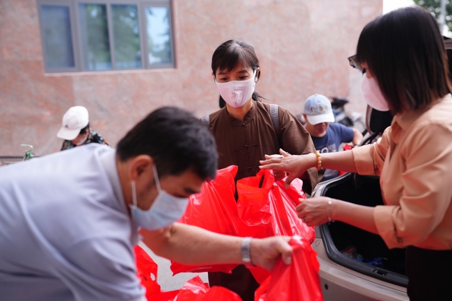 Nhóm Hiểu Và Thương – chùa Hoằng Pháp: Tặng quà tết cho người dân có hoàn cảnh khó khăn