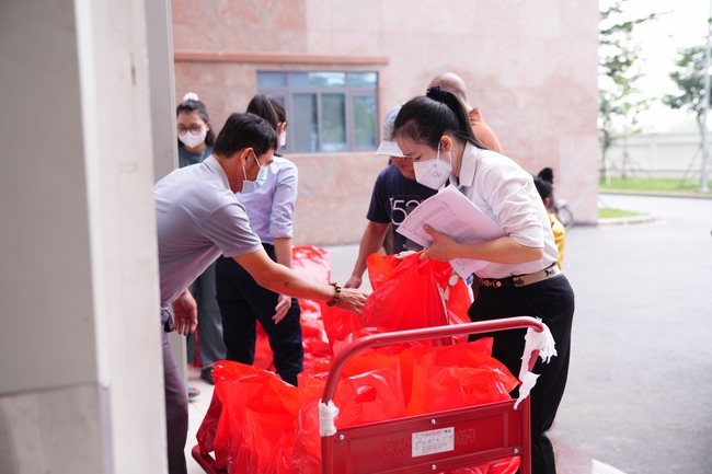 Nhóm Hiểu Và Thương – chùa Hoằng Pháp: Tặng quà tết cho người dân có hoàn cảnh khó khăn