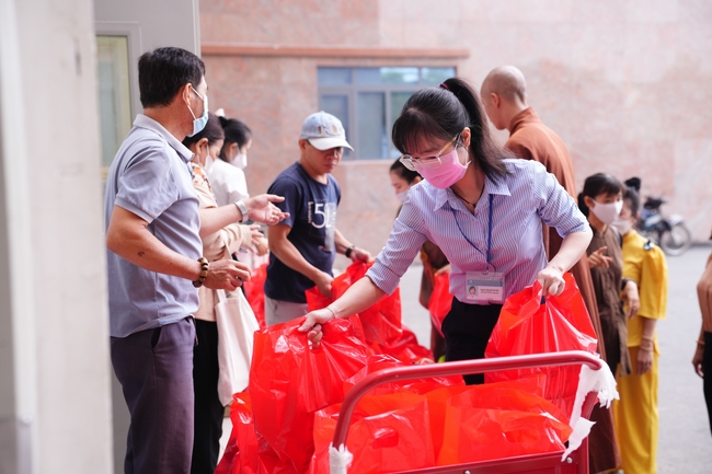 Nhóm Hiểu Và Thương – chùa Hoằng Pháp: Tặng quà tết cho người dân có hoàn cảnh khó khăn