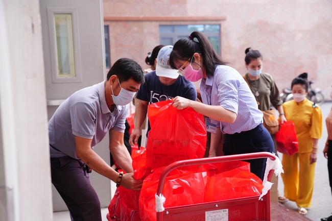 Nhóm Hiểu Và Thương – chùa Hoằng Pháp: Tặng quà tết cho người dân có hoàn cảnh khó khăn