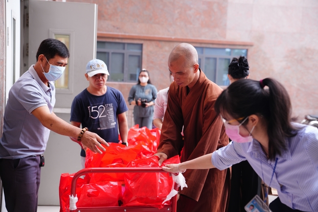 Nhóm Hiểu Và Thương – chùa Hoằng Pháp: Tặng quà tết cho người dân có hoàn cảnh khó khăn