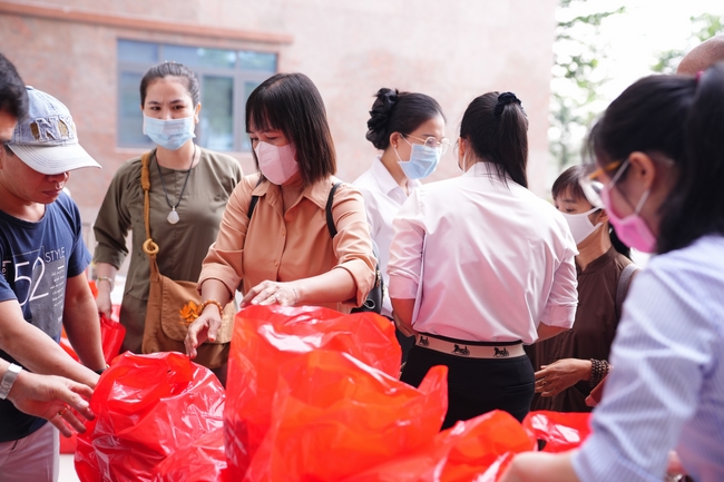 Nhóm Hiểu Và Thương – chùa Hoằng Pháp: Tặng quà tết cho người dân có hoàn cảnh khó khăn