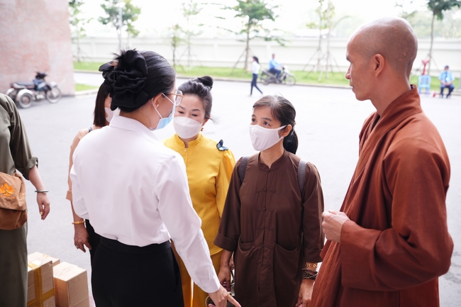 Nhóm Hiểu Và Thương – chùa Hoằng Pháp: Tặng quà tết cho người dân có hoàn cảnh khó khăn