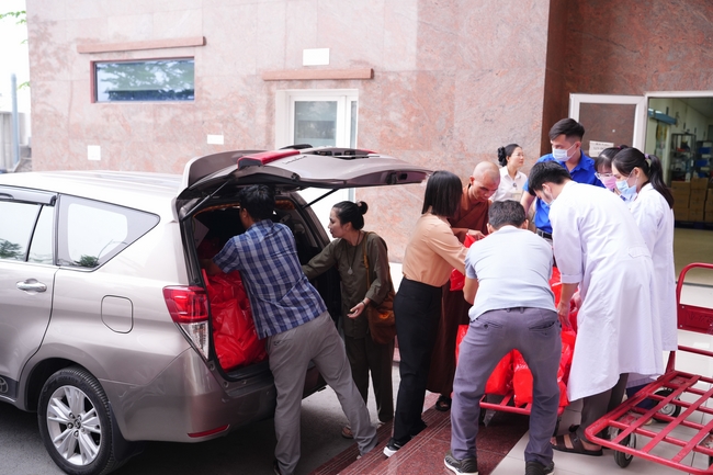 Nhóm Hiểu Và Thương – chùa Hoằng Pháp: Tặng quà tết cho người dân có hoàn cảnh khó khăn