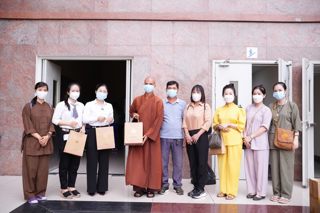 Nhóm Hiểu Và Thương – chùa Hoằng Pháp: Tặng quà tết cho người dân có hoàn cảnh khó khăn