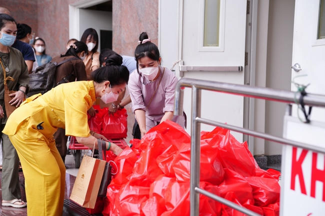 Nhóm Hiểu Và Thương – chùa Hoằng Pháp: Tặng quà tết cho người dân có hoàn cảnh khó khăn