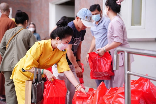 Nhóm Hiểu Và Thương – chùa Hoằng Pháp: Tặng quà tết cho người dân có hoàn cảnh khó khăn