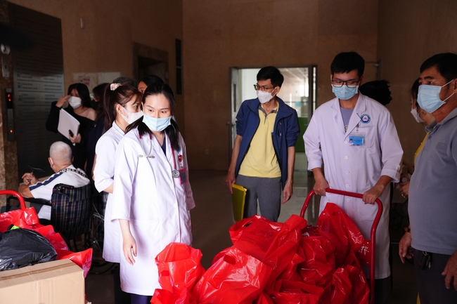 Nhóm Hiểu Và Thương – chùa Hoằng Pháp: Tặng quà tết cho người dân có hoàn cảnh khó khăn