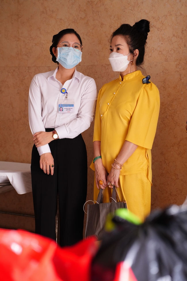 Nhóm Hiểu Và Thương – chùa Hoằng Pháp: Tặng quà tết cho người dân có hoàn cảnh khó khăn