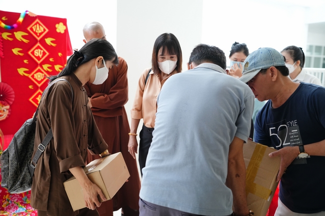 Nhóm Hiểu Và Thương – chùa Hoằng Pháp: Tặng quà tết cho người dân có hoàn cảnh khó khăn