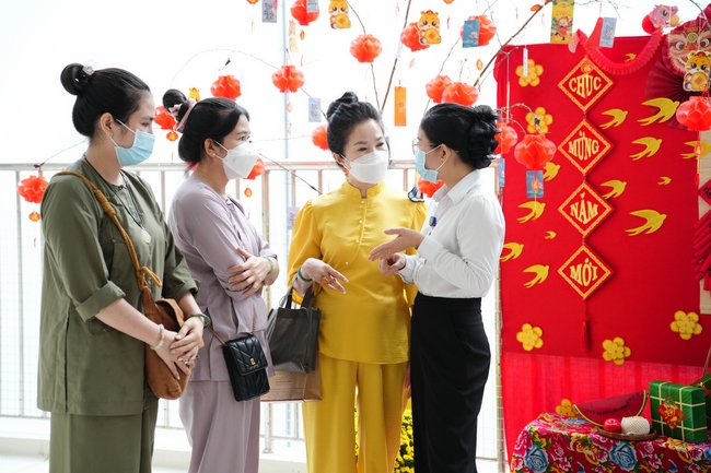 Nhóm Hiểu Và Thương – chùa Hoằng Pháp: Tặng quà tết cho người dân có hoàn cảnh khó khăn