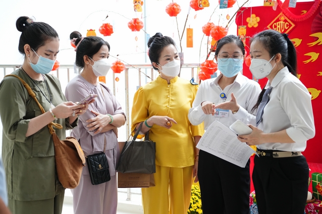 Nhóm Hiểu Và Thương – chùa Hoằng Pháp: Tặng quà tết cho người dân có hoàn cảnh khó khăn