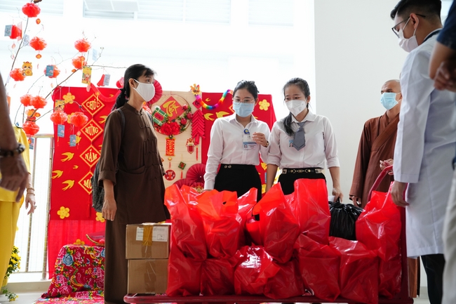 Nhóm Hiểu Và Thương – chùa Hoằng Pháp: Tặng quà tết cho người dân có hoàn cảnh khó khăn