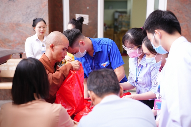 Nhóm Hiểu Và Thương – chùa Hoằng Pháp: Tặng quà tết cho người dân có hoàn cảnh khó khăn