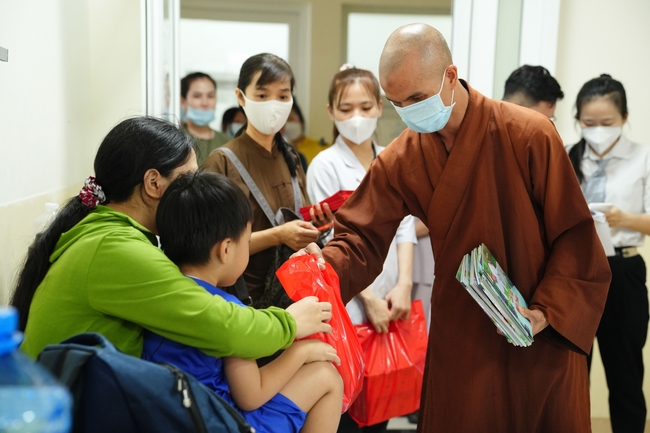 Nhóm Hiểu Và Thương – chùa Hoằng Pháp: Tặng quà tết cho người dân có hoàn cảnh khó khăn