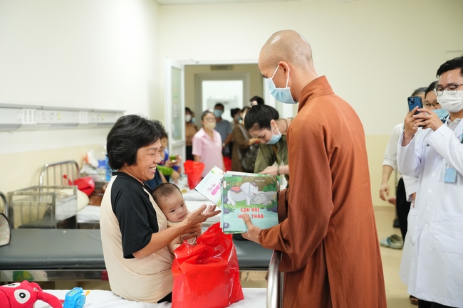 Nhóm Hiểu Và Thương – chùa Hoằng Pháp: Tặng quà tết cho người dân có hoàn cảnh khó khăn