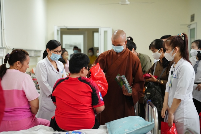 Nhóm Hiểu Và Thương – chùa Hoằng Pháp: Tặng quà tết cho người dân có hoàn cảnh khó khăn