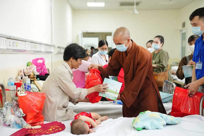 Nhóm Hiểu Và Thương – chùa Hoằng Pháp: Tặng quà tết cho người dân có hoàn cảnh khó khăn