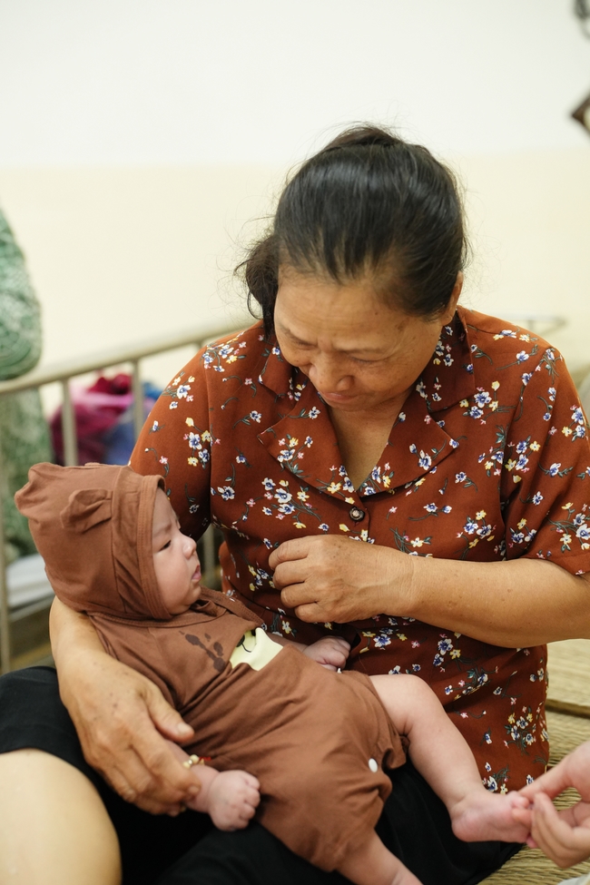 Nhóm Hiểu Và Thương – chùa Hoằng Pháp: Tặng quà tết cho người dân có hoàn cảnh khó khăn