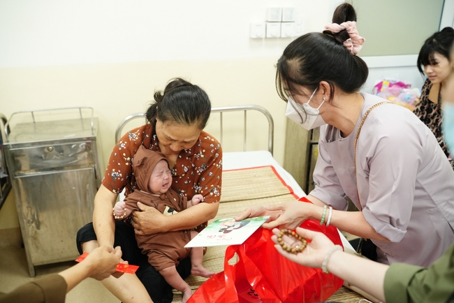 Nhóm Hiểu Và Thương – chùa Hoằng Pháp: Tặng quà tết cho người dân có hoàn cảnh khó khăn