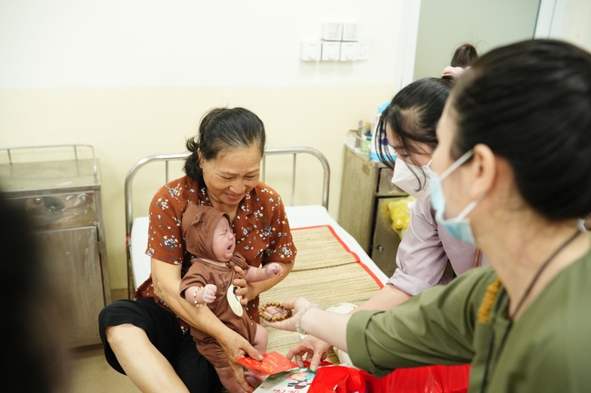 Nhóm Hiểu Và Thương – chùa Hoằng Pháp: Tặng quà tết cho người dân có hoàn cảnh khó khăn