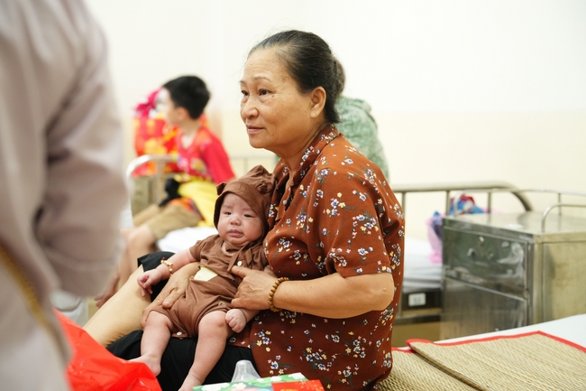 Nhóm Hiểu Và Thương – chùa Hoằng Pháp: Tặng quà tết cho người dân có hoàn cảnh khó khăn