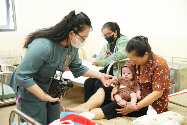 Nhóm Hiểu Và Thương – chùa Hoằng Pháp: Tặng quà tết cho người dân có hoàn cảnh khó khăn