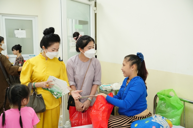 Nhóm Hiểu Và Thương – chùa Hoằng Pháp: Tặng quà tết cho người dân có hoàn cảnh khó khăn