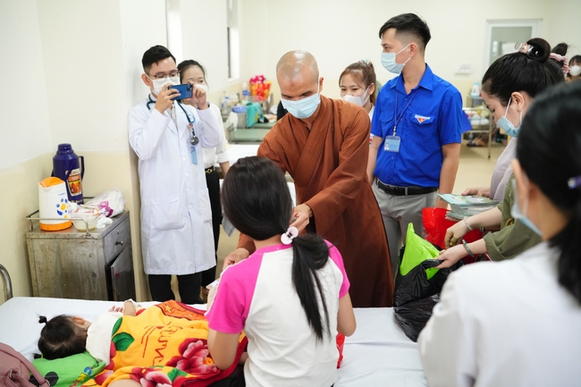 Nhóm Hiểu Và Thương – chùa Hoằng Pháp: Tặng quà tết cho người dân có hoàn cảnh khó khăn