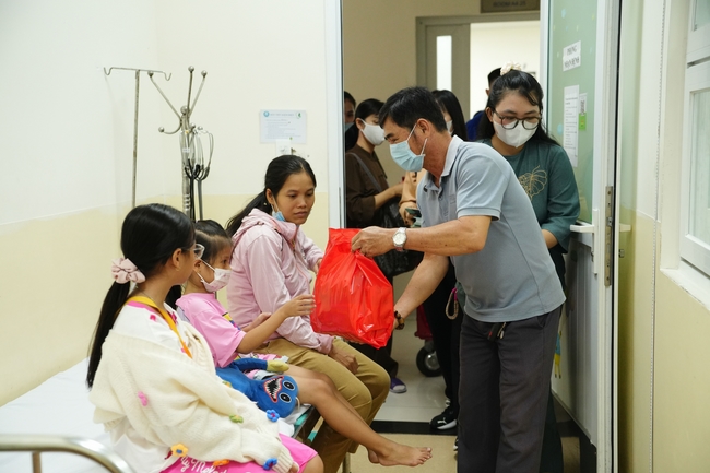 Nhóm Hiểu Và Thương – chùa Hoằng Pháp: Tặng quà tết cho người dân có hoàn cảnh khó khăn