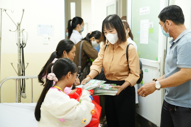 Nhóm Hiểu Và Thương – chùa Hoằng Pháp: Tặng quà tết cho người dân có hoàn cảnh khó khăn