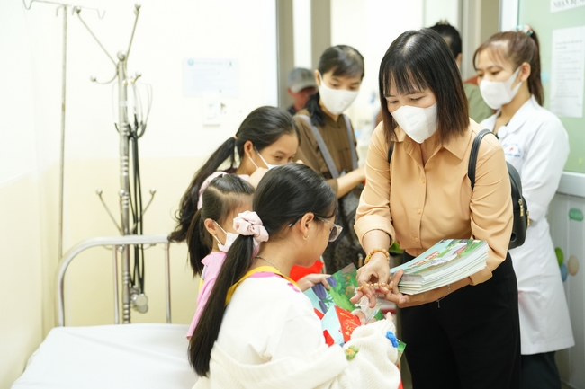 Nhóm Hiểu Và Thương – chùa Hoằng Pháp: Tặng quà tết cho người dân có hoàn cảnh khó khăn