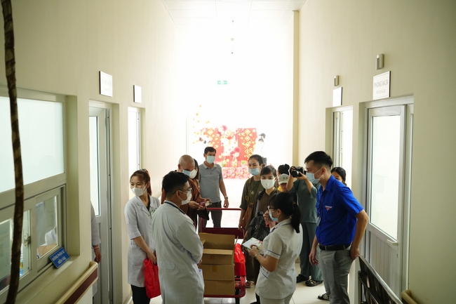 Nhóm Hiểu Và Thương – chùa Hoằng Pháp: Tặng quà tết cho người dân có hoàn cảnh khó khăn