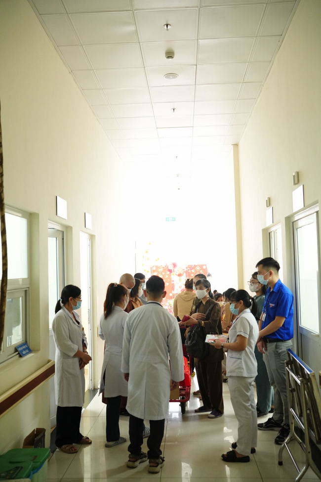 Nhóm Hiểu Và Thương – chùa Hoằng Pháp: Tặng quà tết cho người dân có hoàn cảnh khó khăn