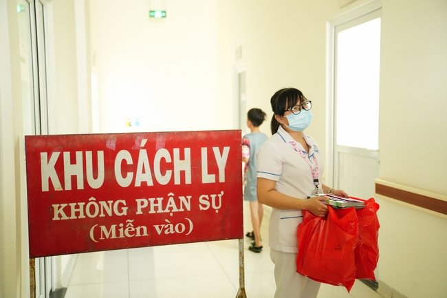 Nhóm Hiểu Và Thương – chùa Hoằng Pháp: Tặng quà tết cho người dân có hoàn cảnh khó khăn