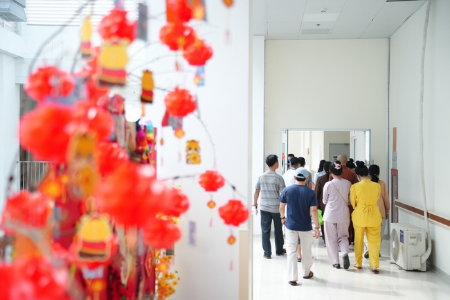 Nhóm Hiểu Và Thương – chùa Hoằng Pháp: Tặng quà tết cho người dân có hoàn cảnh khó khăn