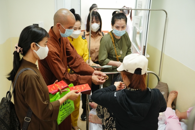 Nhóm Hiểu Và Thương – chùa Hoằng Pháp: Tặng quà tết cho người dân có hoàn cảnh khó khăn