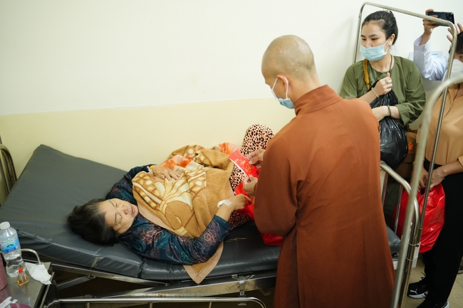 Nhóm Hiểu Và Thương – chùa Hoằng Pháp: Tặng quà tết cho người dân có hoàn cảnh khó khăn