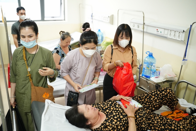 Nhóm Hiểu Và Thương – chùa Hoằng Pháp: Tặng quà tết cho người dân có hoàn cảnh khó khăn