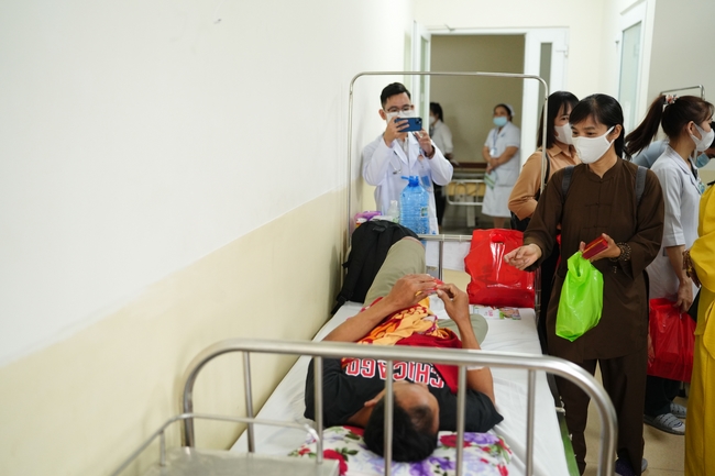 Nhóm Hiểu Và Thương – chùa Hoằng Pháp: Tặng quà tết cho người dân có hoàn cảnh khó khăn