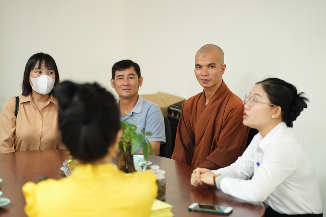 Nhóm Hiểu Và Thương – chùa Hoằng Pháp: Tặng quà tết cho người dân có hoàn cảnh khó khăn