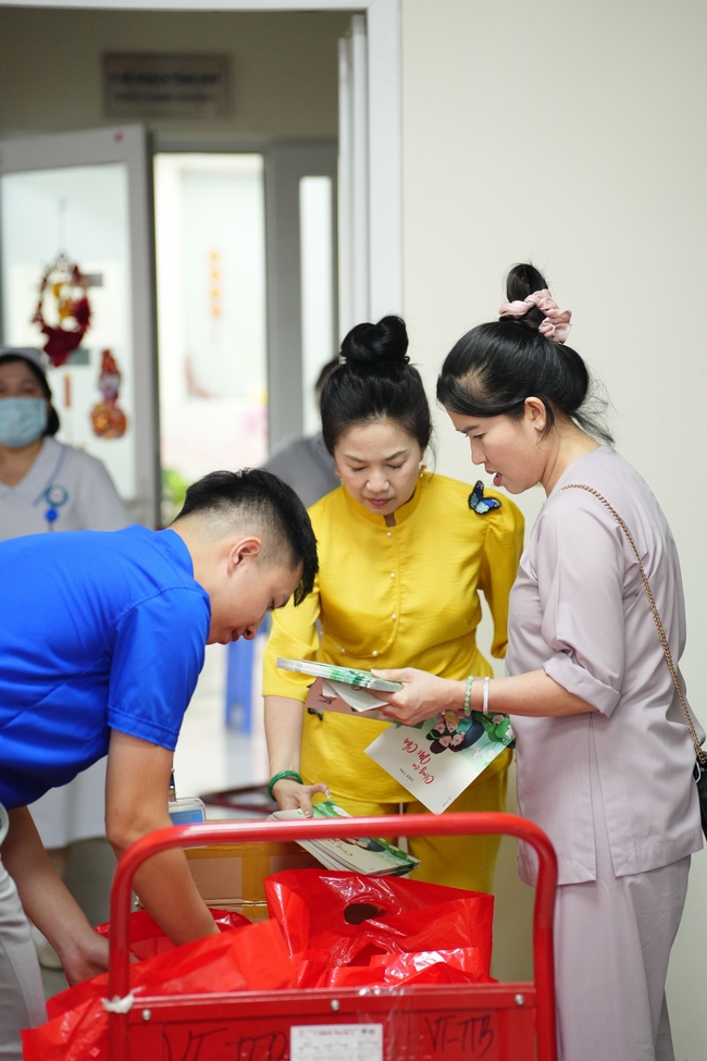 Nhóm Hiểu Và Thương – chùa Hoằng Pháp: Tặng quà tết cho người dân có hoàn cảnh khó khăn