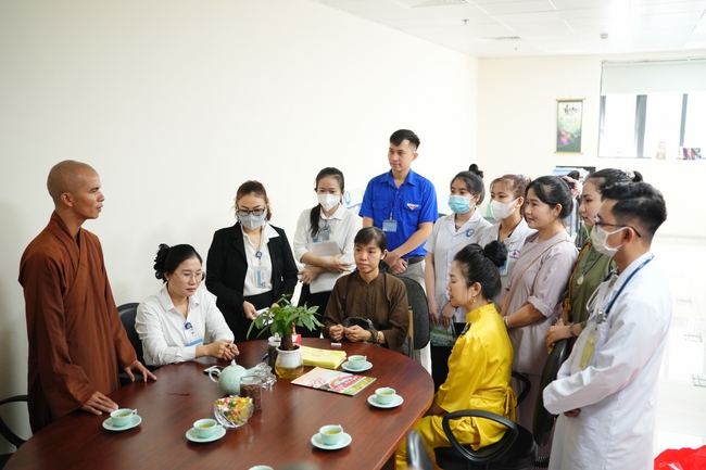 Nhóm Hiểu Và Thương – chùa Hoằng Pháp: Tặng quà tết cho người dân có hoàn cảnh khó khăn